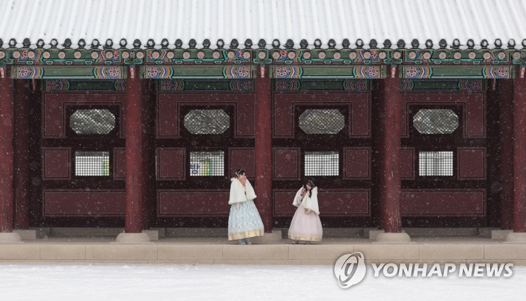 눈 내린 고궁에서