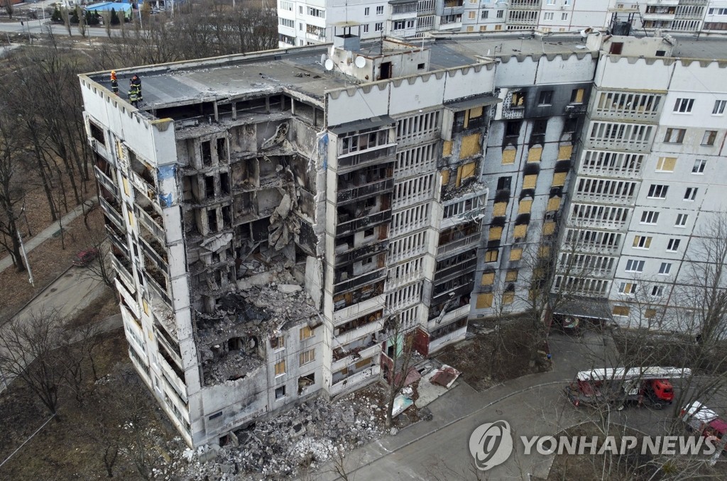 포격으로 일부가 무너진 우크라 하르키우 아파트