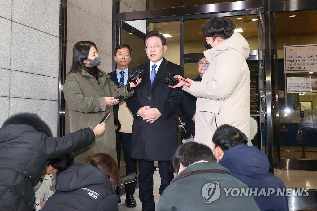 피의자 신문 조사 마친 뒤 취재진 만난 이재명 대표