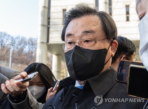 취재진과 인터뷰 하는 이병기 전 대통령 비서실장