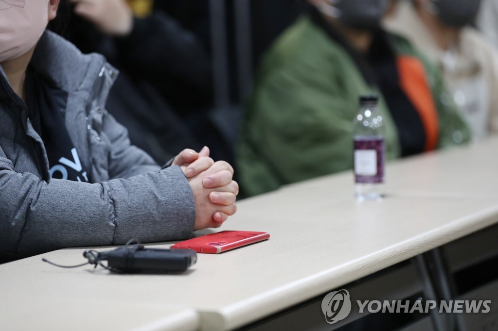 애타는 가족들