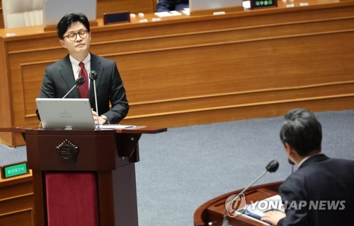 질문 듣는 한동훈 법무부 장관