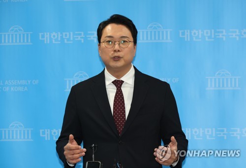 기자 질문에 답하는 천하람 당 대표 후보
