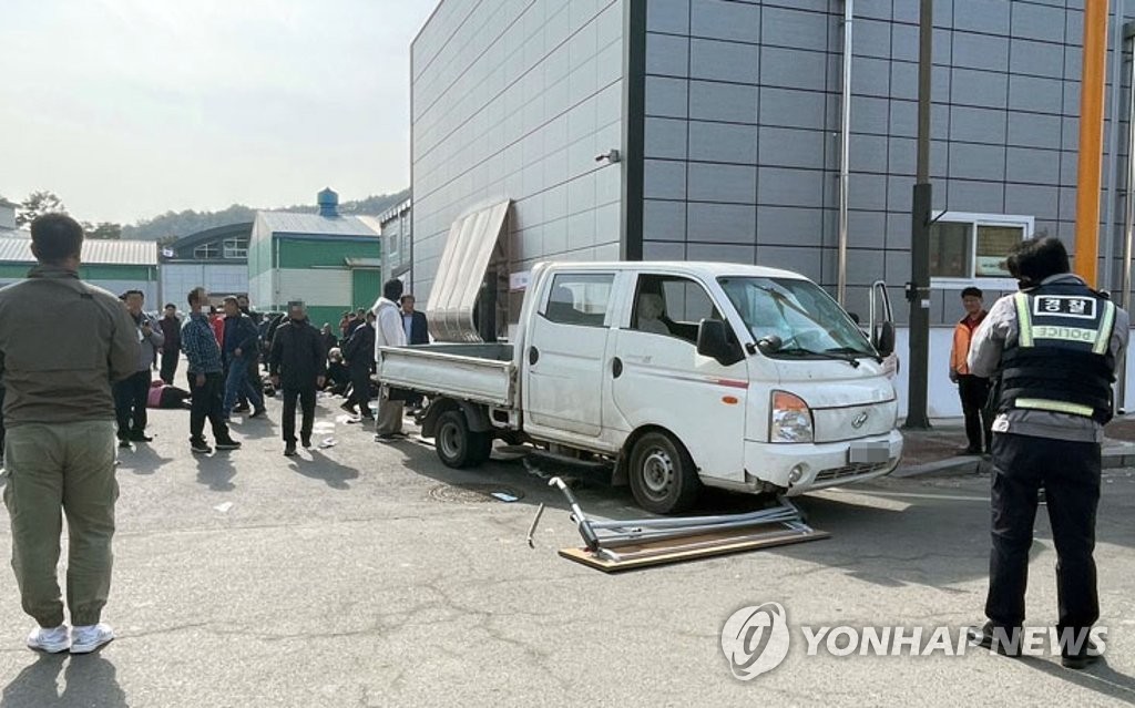 트럭사고 난 순창 한 농협 주차장