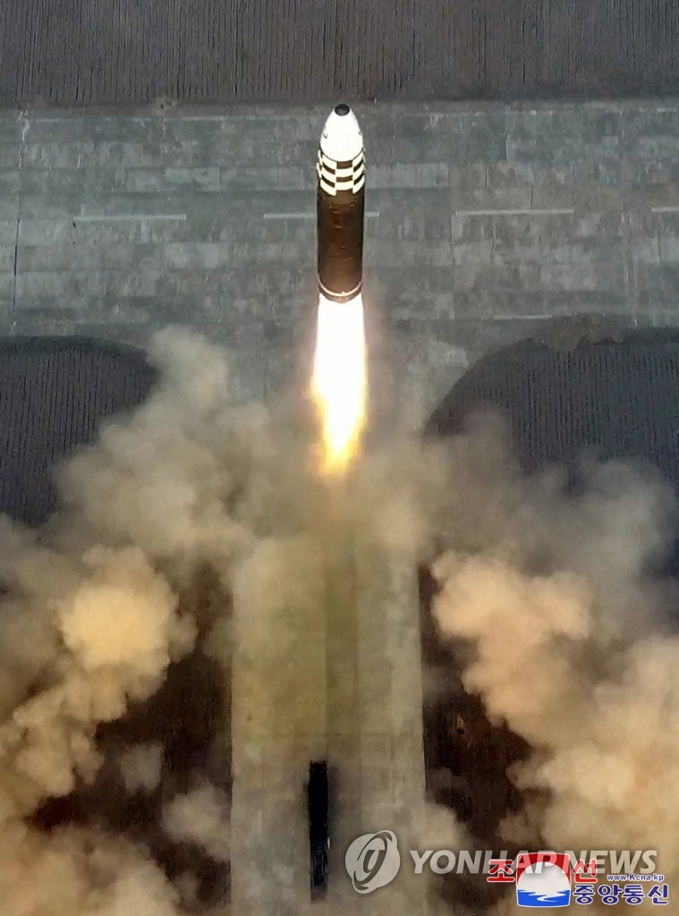 김정은 "핵전쟁억제력 강화로 적들에 두려움 줘야"…ICBM 참관