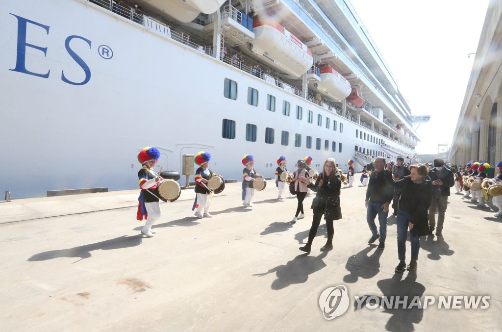오랜만에 제주 찾은 크루즈 관광객