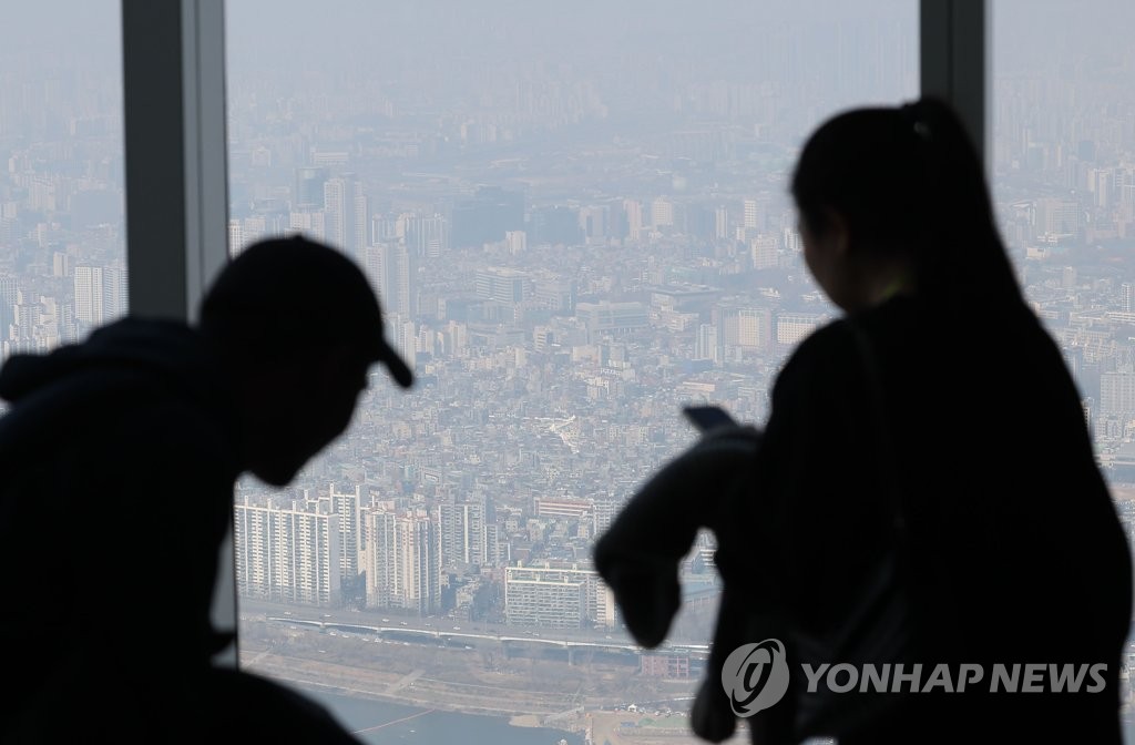 미세먼지로 흐린 서울 시내