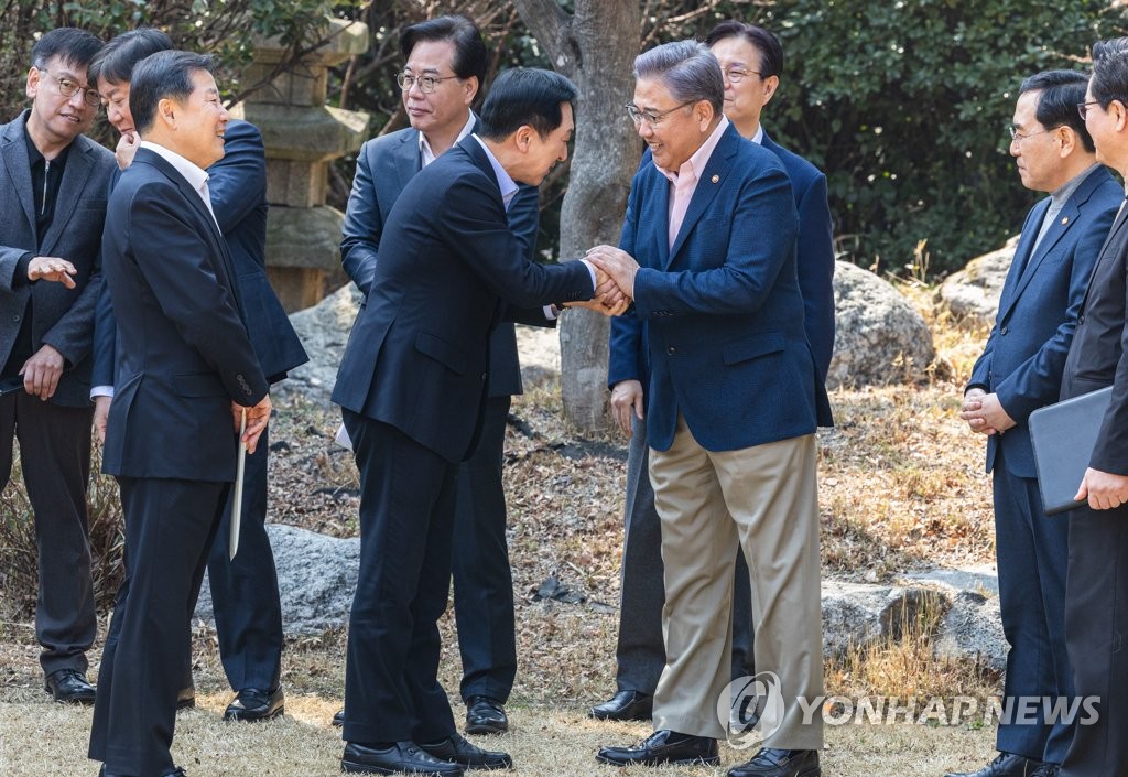 당정 첫 참석 김기현 대표 맞이하는 박진 외교부 장관
