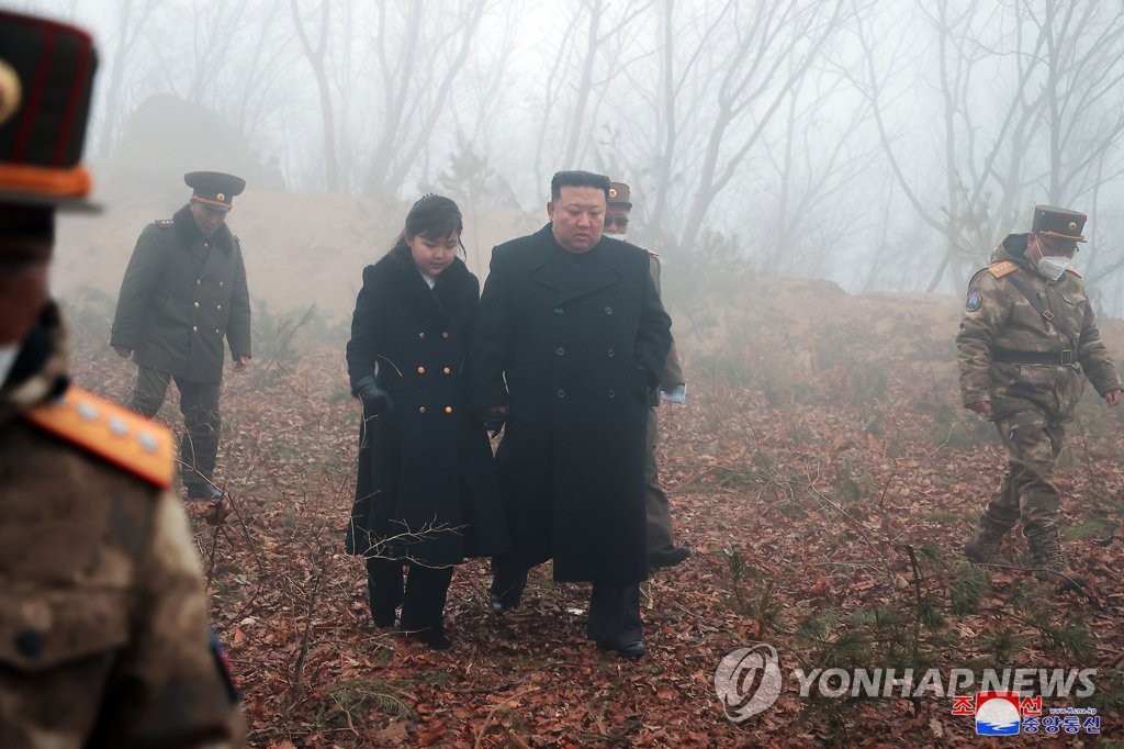 북한 "18∼19일 핵반격 가상 종합전술훈련"…김정은, 딸'주애'와 참관