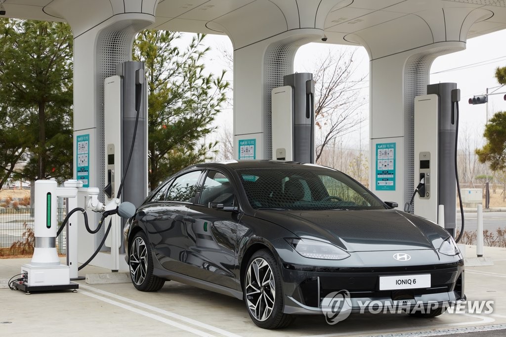 Hyundai presenta un robot de carga automática para vehículos eléctricos Hyundai presenta un robot de carga automática para vehículos eléctricos