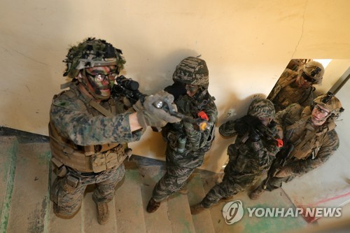 계단 오르는 한미 해병대