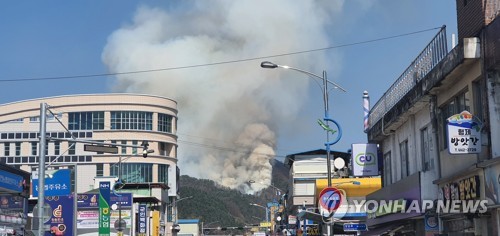강원 화천서 산불…진화 중