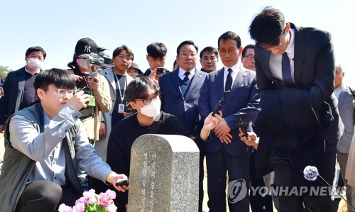 행방불명자 묘역 참배하는 전우원 씨