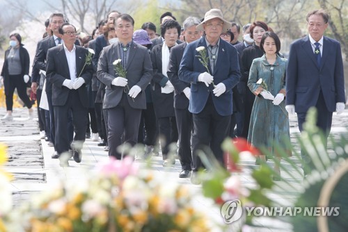 제주 4·3 유족 등 노무현 묘역 헌화