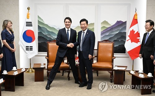 악수하는 김진표 국회의장과 트뤼도 캐나다 총리