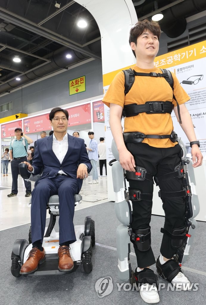 장애인 위한 이동 보조기기 시연