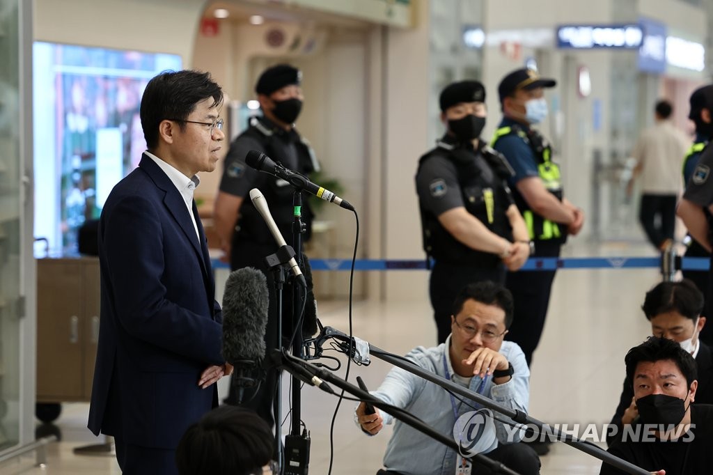 취재진 질문 답하는 유국희 단장