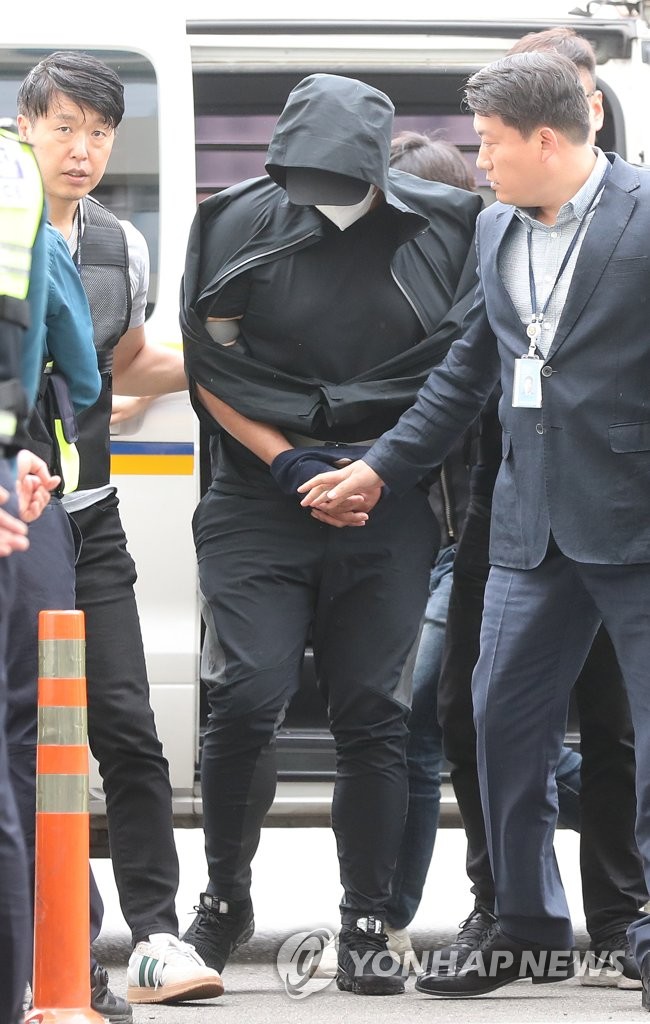 上空で旅客機のドア開く 逮捕状審査 上空で旅客機のドア開く 逮捕状審査