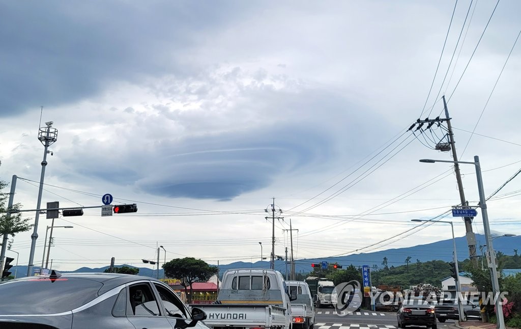 제주 하늘에 뜬 렌즈구름