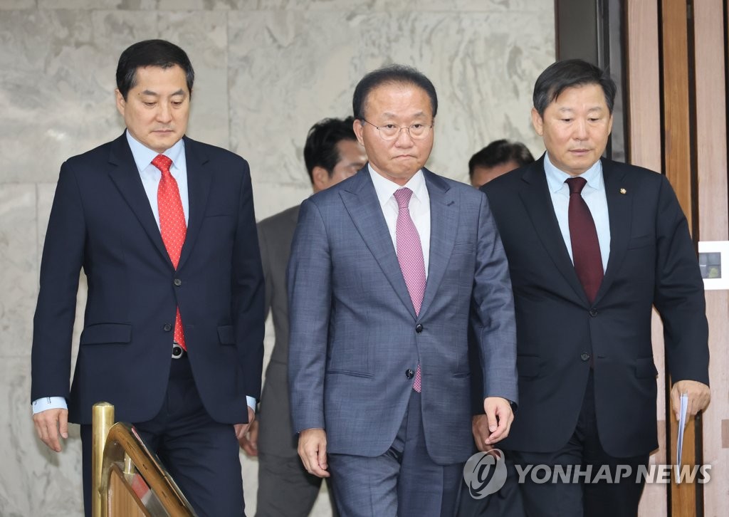 원내대책회의 참석하는 윤재옥