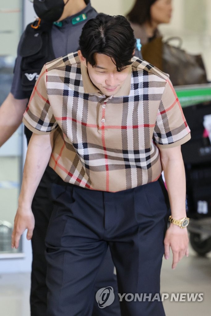 Son Heung-min of Tottenham Hotspur bows to fans gathered at Incheon International Airport, west of Seoul, after arriving home following the end of the Premier League season on May 30, 2023. (Yonhap)