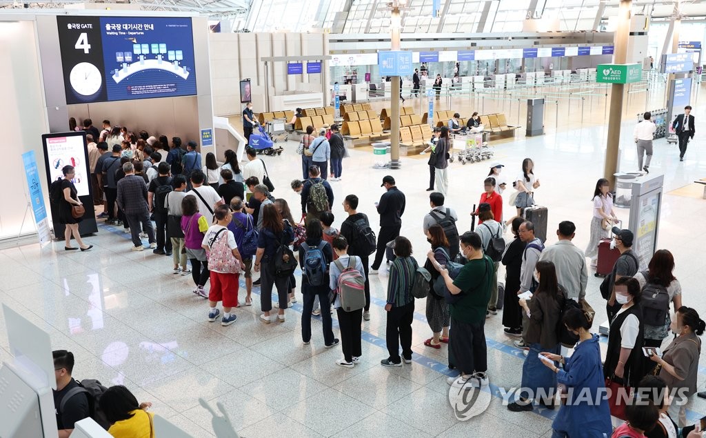 This photo taken June 1, 2023, shows outbound passengers at Incheon International Airport, west of Seoul, as almost all pandemic-related restrictions were lifted the same day. (Yonhap)