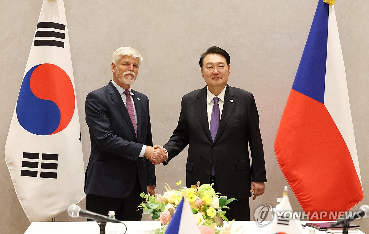 La imagen muestra al presidente de Corea del Sur, Yoon Suk Yeol (dcha.), posando para una fotografía con su homólogo de la República Checa, Petr Pavel, el 18 de septiembre de 2023 (hora local), durante su reunión al margen de la Asamblea General de las Naciones Unidas, en Nueva York, EE. UU.