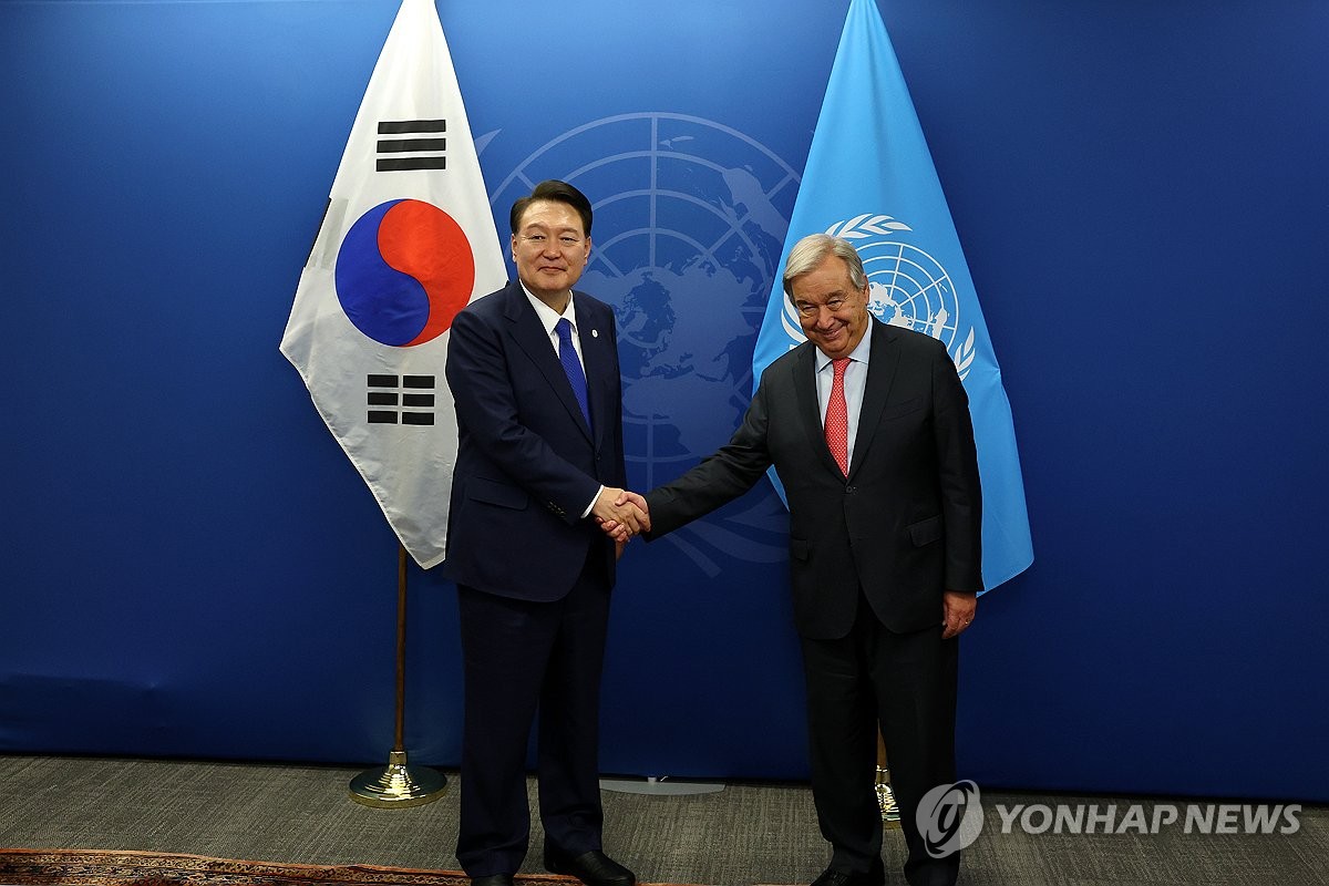 Yoon con el secretario general de la ONU Yoon con el secretario general de la ONU