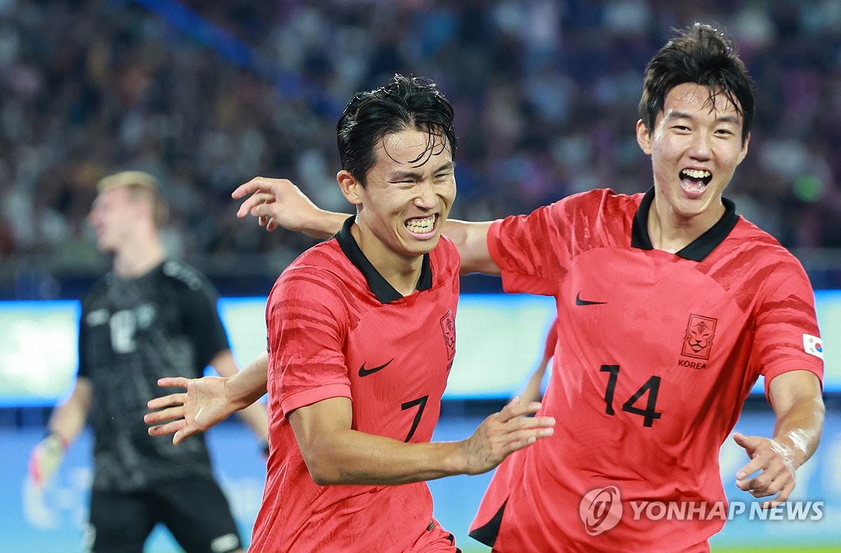 サッカー男子準決勝で韓国はウズベキスタンを２―１で破った。チョン・ウヨン（左）が２得点を挙げた＝４日、杭州（聯合ニュース）