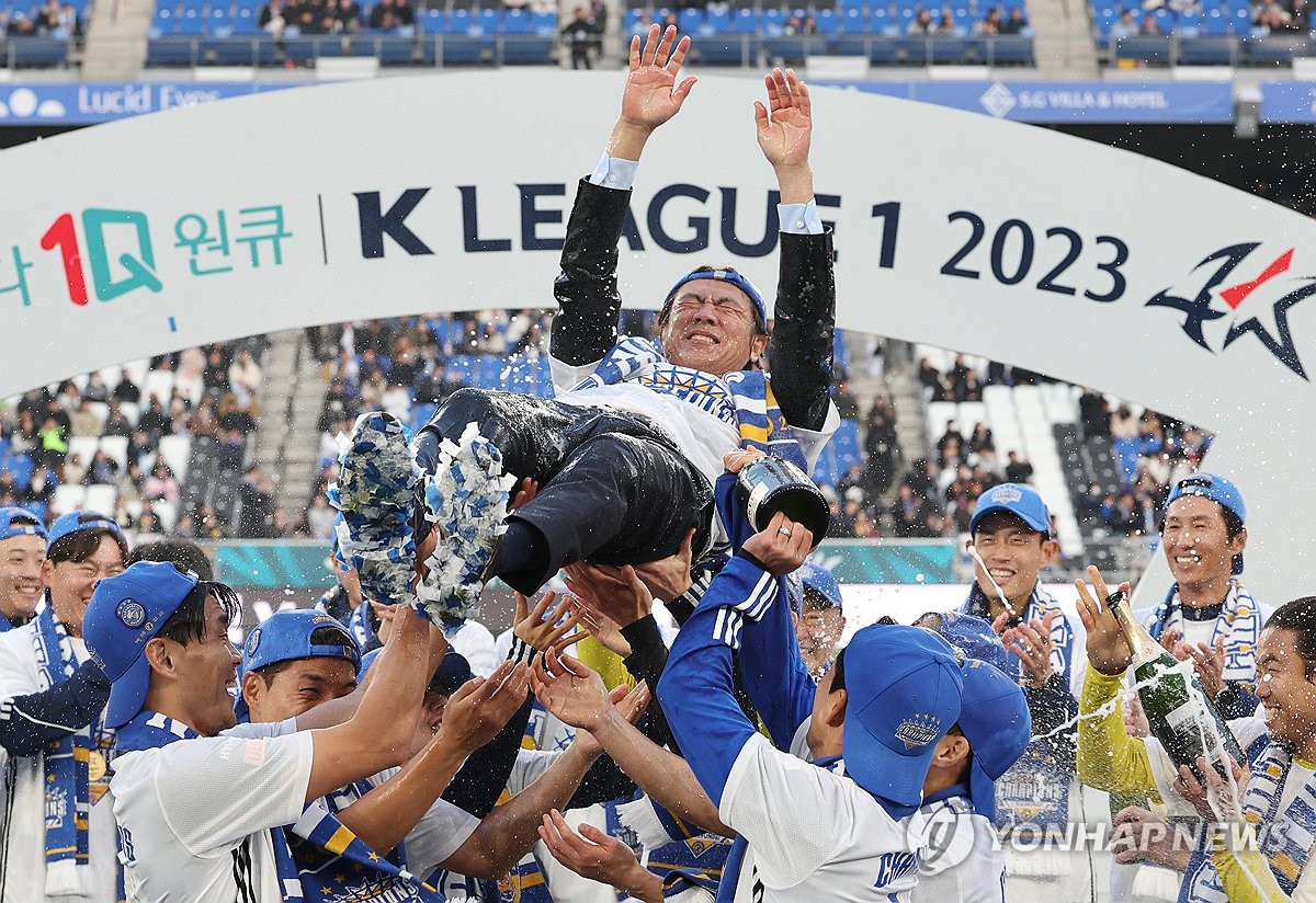 Ulsan Hyundai FC players throw their head coach Hong Myung-bo (C) in the air to celebrate their 2023 K League 1 title following a 1-0 win over Jeonbuk Hyundai Motors at Munsu Football Stadium in the southeastern city of Ulsan on Dec. 3, 2023. (Yonhap)