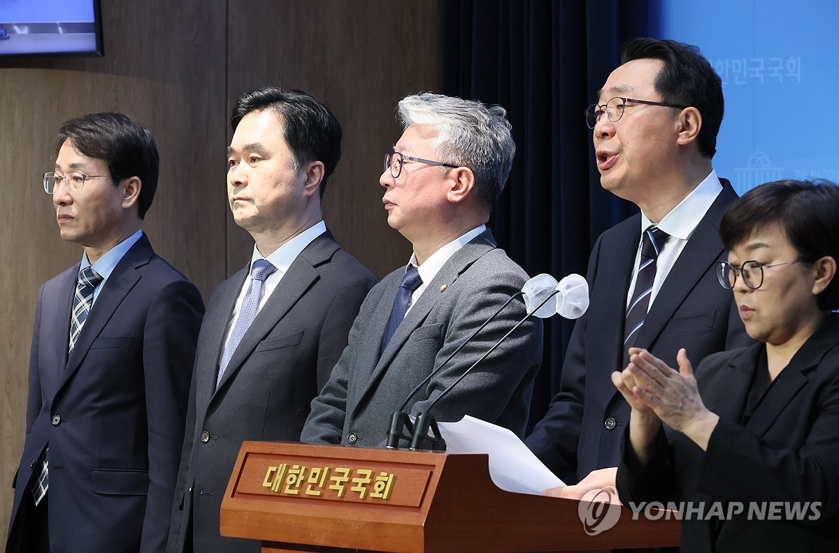 Rep. Cho Eung-cheon (3rd from L) and three other lawmakers of the main opposition Democratic Party, who are not affiliated with party leader Lee Jae-myung, attend a press conference at the National Assembly in Seoul, in this file photo taken Dec. 14, 2023. (Yonhap)