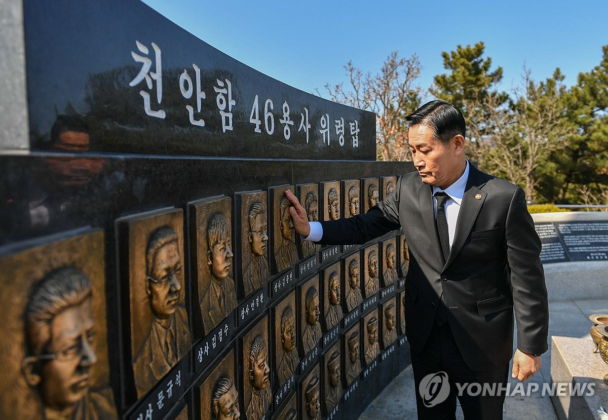 Defense Minister Shin Won-sik visits a memorial for 46 sailors killed in the 2010 sinking of the ROKS Cheonan corvette on the 14th anniversary of the incident at Baengnyeong Island in the Yellow Sea on March 26, 2024, in this photo provided by his office. (PHOTO NOT FOR SALE) (Yonhap)