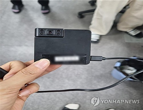  행안부 "전국 26개 사전투표소 불법카메라 의심 장비 발견"