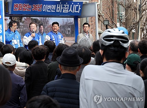 이재명, 선거운동 첫 주말 '접전지' 서울 한강벨트 집중 공략