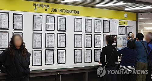 '수출 훈풍' 4월 취업자 26만명↑…고령층 늘고 청년층 뒷걸음