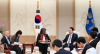 الرئيس «يون» يناقش التوترات في الشرق الأوسط وقضايا كوريا الشمالية مع المبعوثة الأمريكية