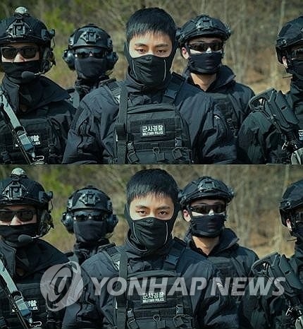 This combined photo, captured from a Facebook page that serves as an anonymous bulletin board for South Korean military personnel, shows V (C), a member of global K-pop sensation BTS, donning a counterterrorism outfit. V is currently serving his obligatory military service as a military police officer in the 2nd Corps' special duty unit. (PHOTO NOT FOR SALE) (Yonhap)