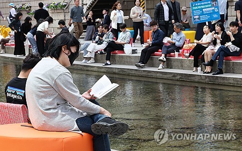 '책 읽기 좋은 날씨'…청계천에 생긴 서울야외도서관