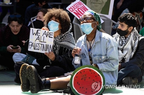 가자지구 휴전 촉구하는 美뉴욕대 시위대