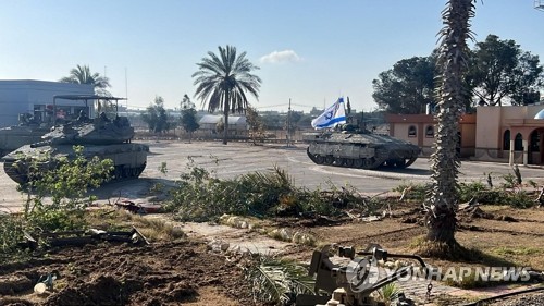 라파 국경검문소 장악한 이스라엘 탱크