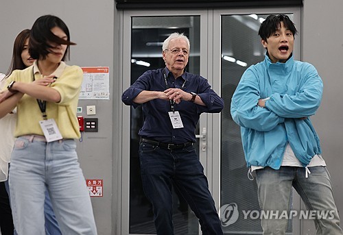 한국 찾은 '아이유 찐팬' 美할아버지 "K팝 춤춰보니 어렵네요"