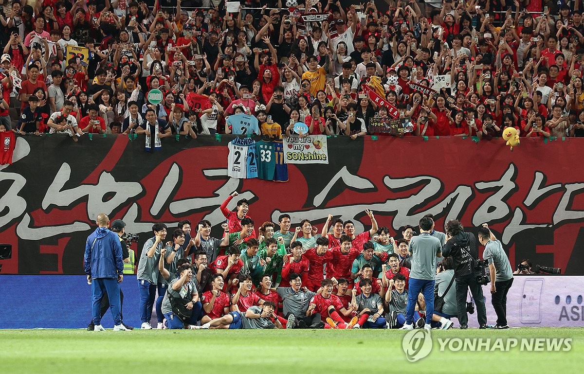 기념촬영하는 축구 대표팀-김도훈 감독