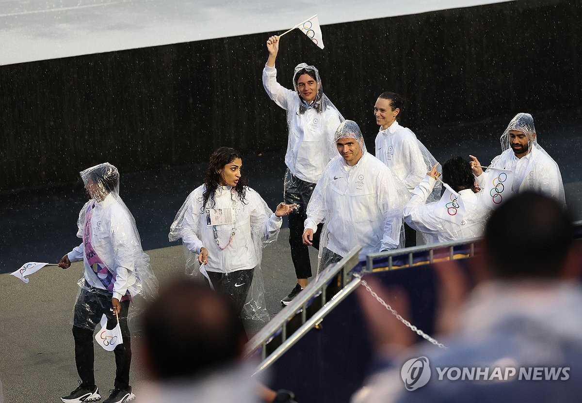 트로카데로 광장 입성한 난민팀 선수들