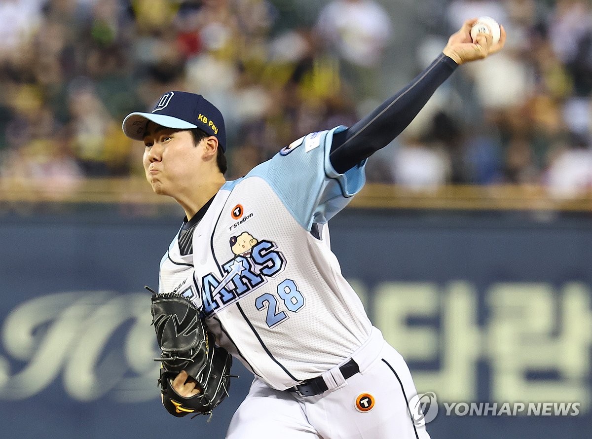 Doosan Bears starter Choi Seung-yong pitches against the Kia Tigers during a Korea Baseball Organization regular-season game at Jamsil Baseball Stadium in Seoul on Sept. 19, 2024. (Yonhap)
