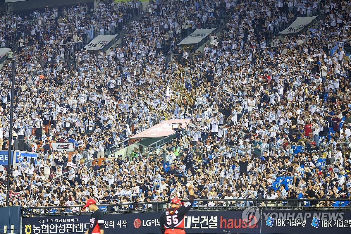 Fans take in a Korea Baseball Organization regular-season game between the home team Doosan Bears and the Kia Tigers at Jamsil Baseball Stadium in Seoul on Sept. 19, 2024. (Yonhap)