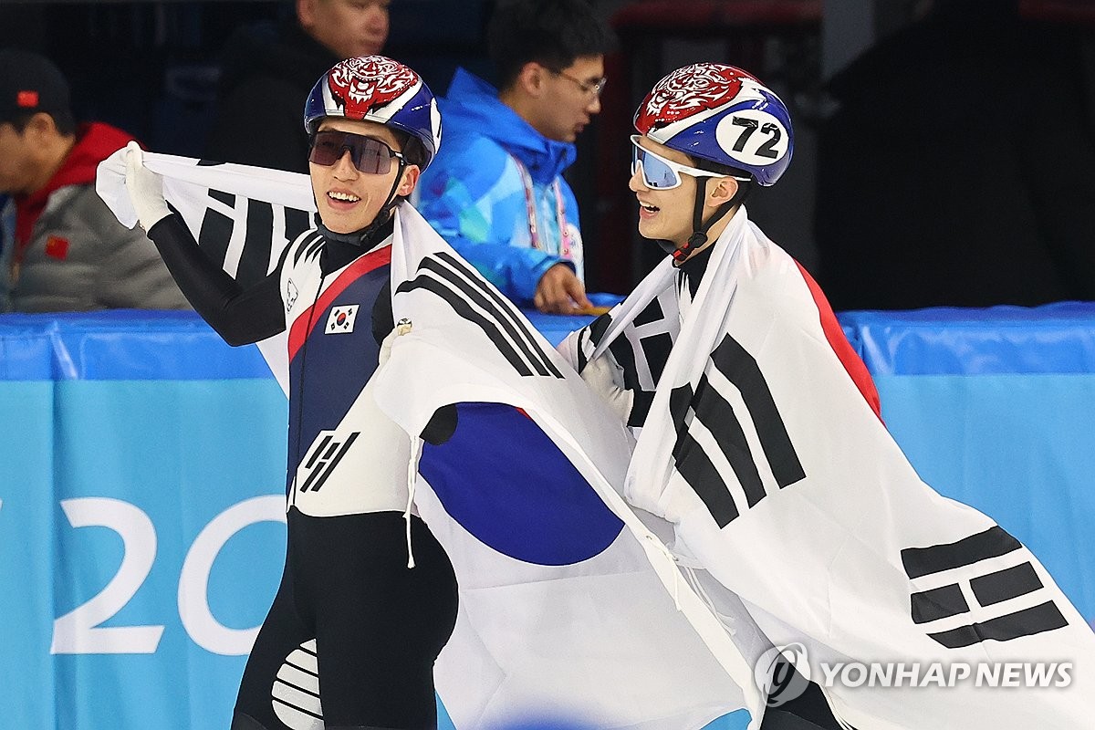 태극기 두른 장성우와 박지원