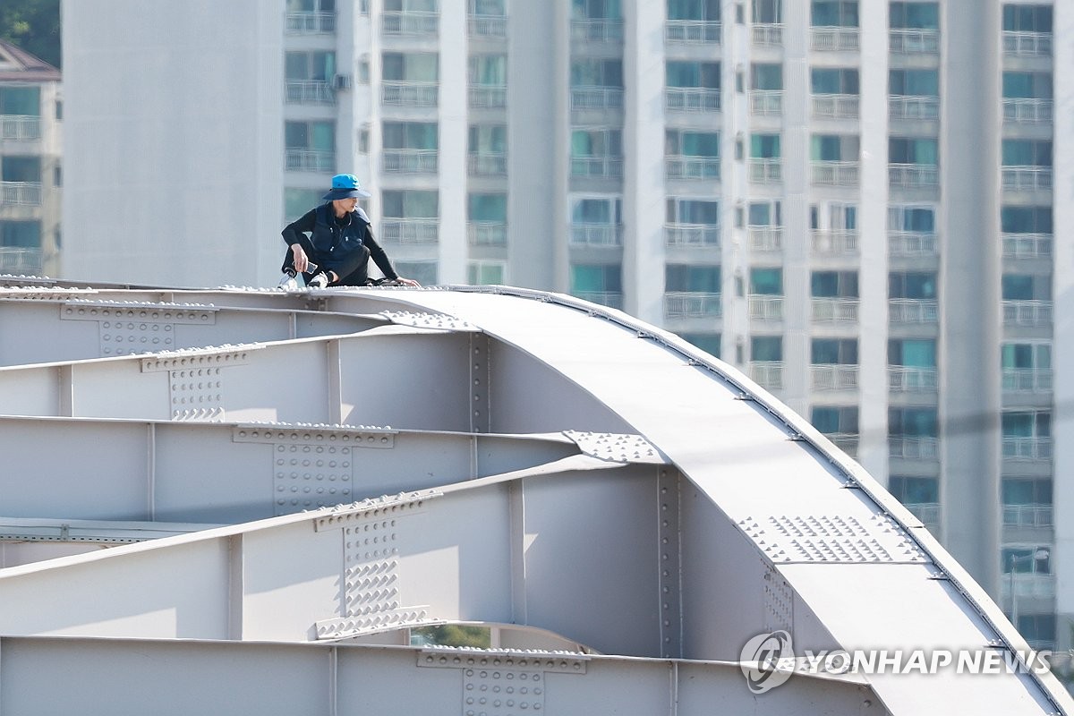 한강대교 위에서 고공 농성하는 고아 송준영씨