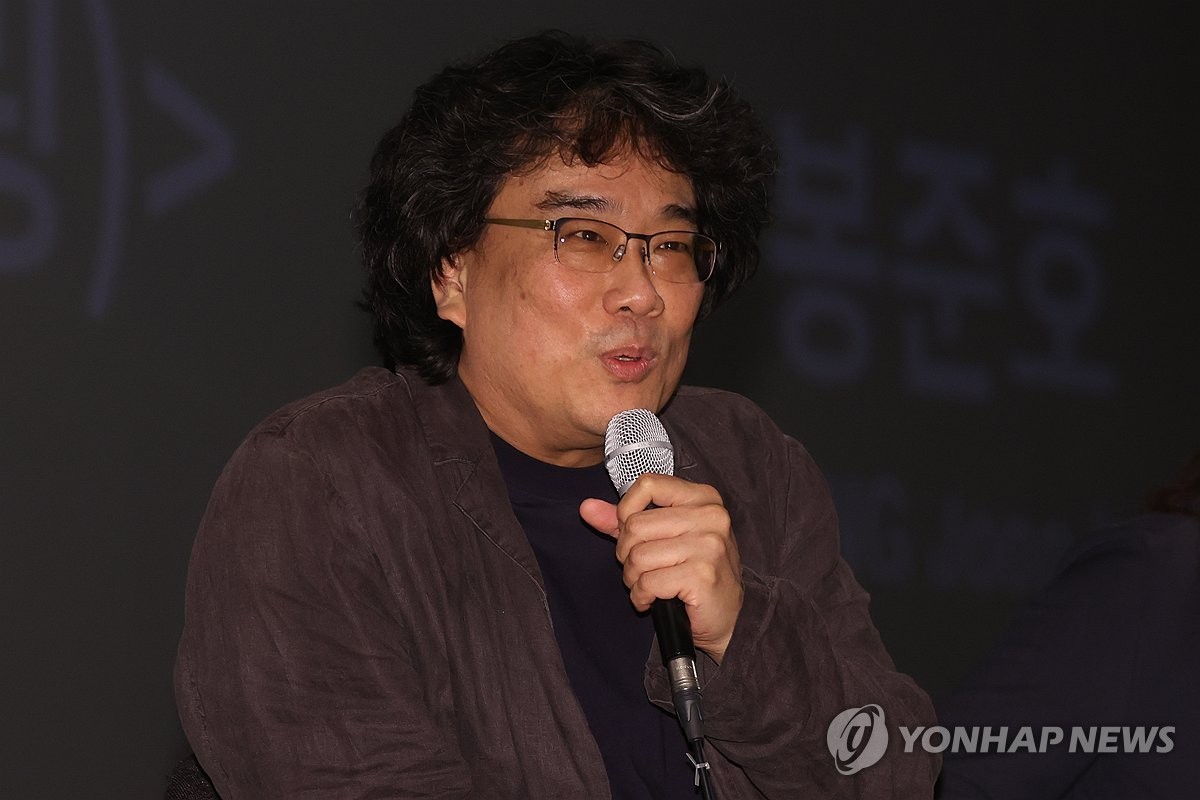 인사말하는 봉준호 감독