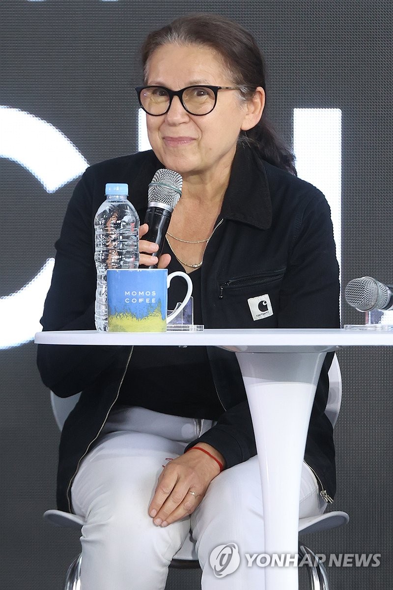 인사말하는 일디코 에네디 감독