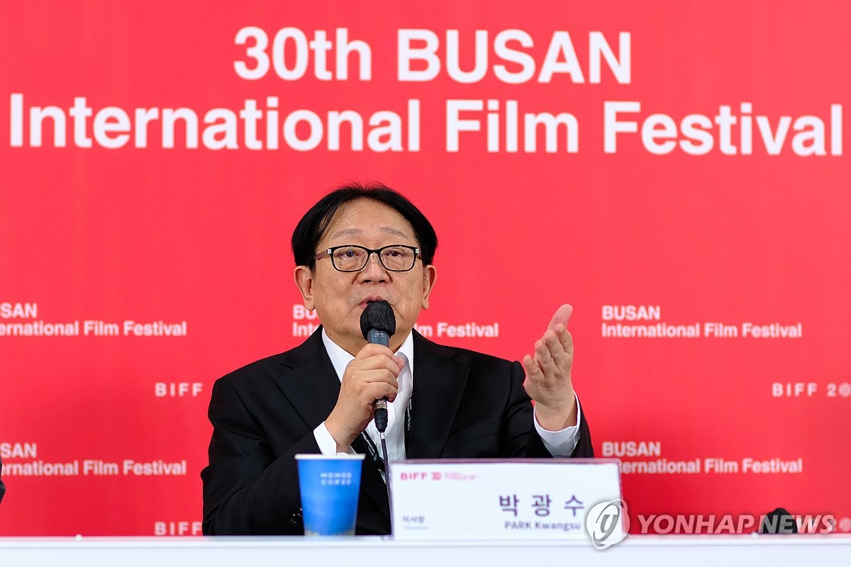 질문에 답하는 박광수 부산국제영화제 이사장